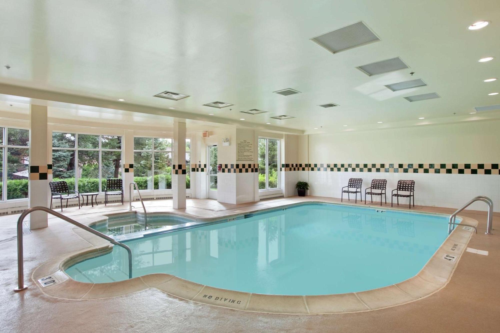 Hilton Garden Inn Oakbrook Terrace Bagian luar foto