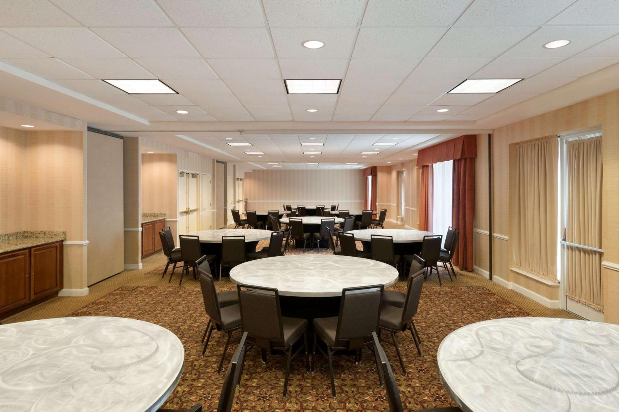 Hilton Garden Inn Oakbrook Terrace Bagian luar foto