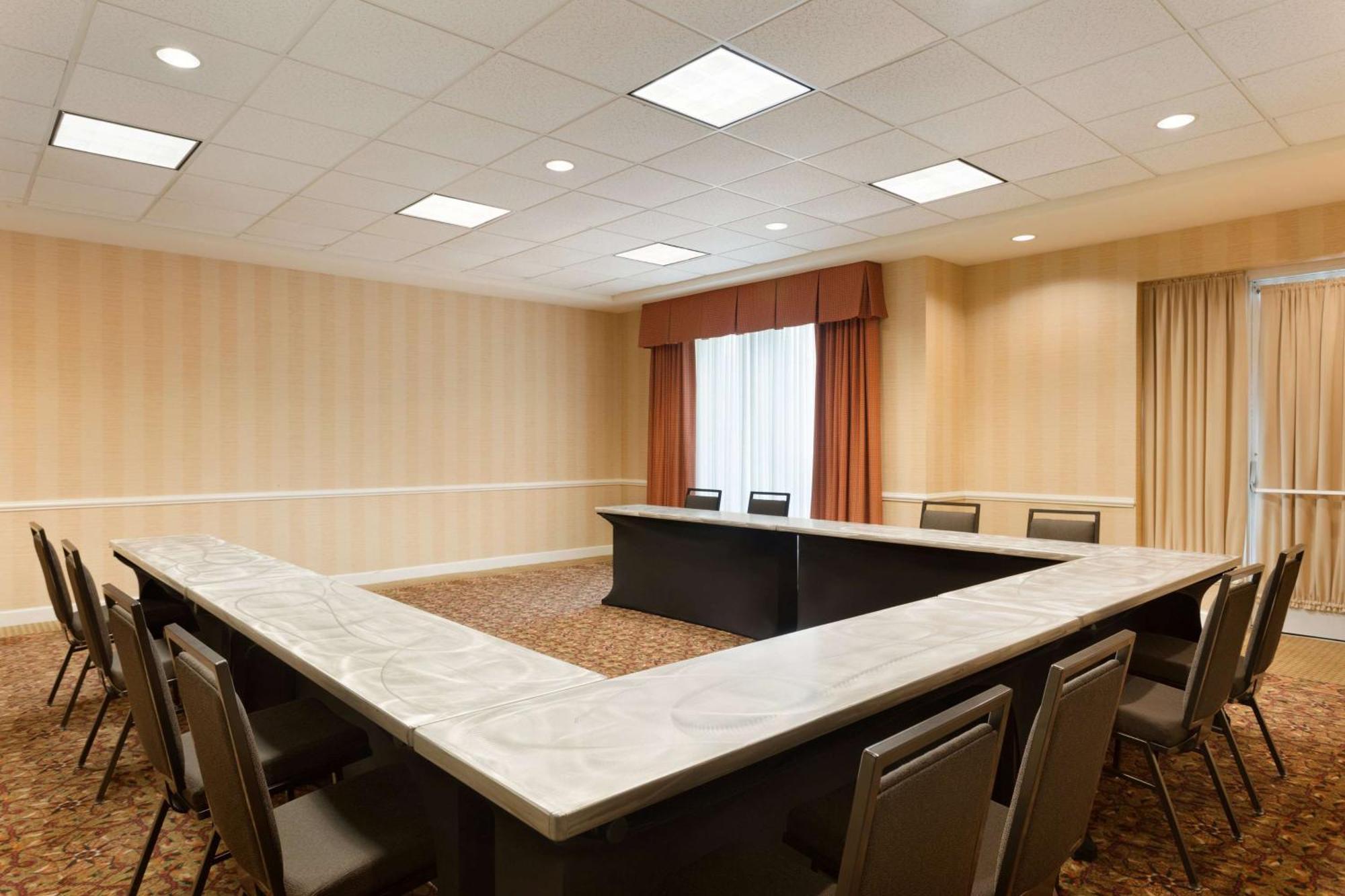 Hilton Garden Inn Oakbrook Terrace Bagian luar foto