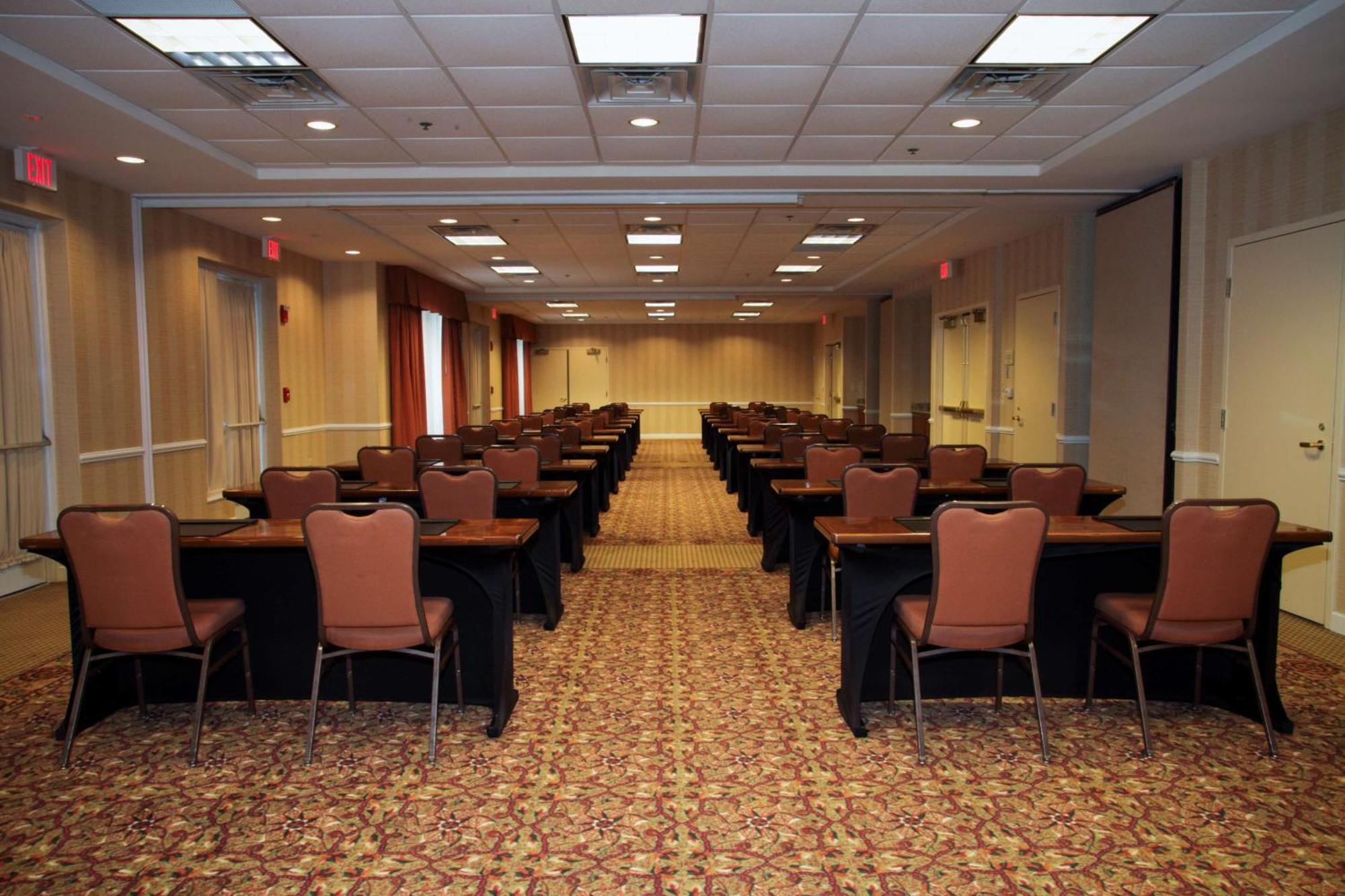 Hilton Garden Inn Oakbrook Terrace Bagian luar foto