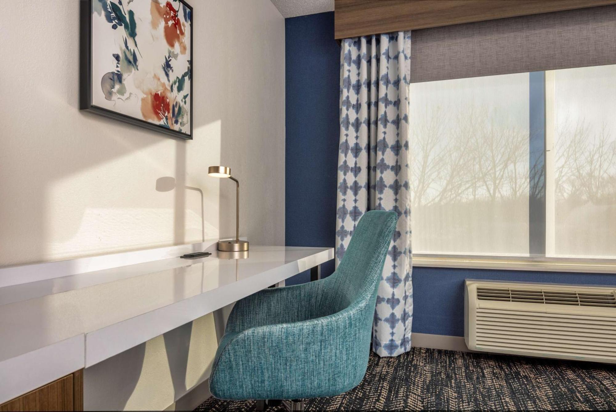 Hilton Garden Inn Oakbrook Terrace Bagian luar foto