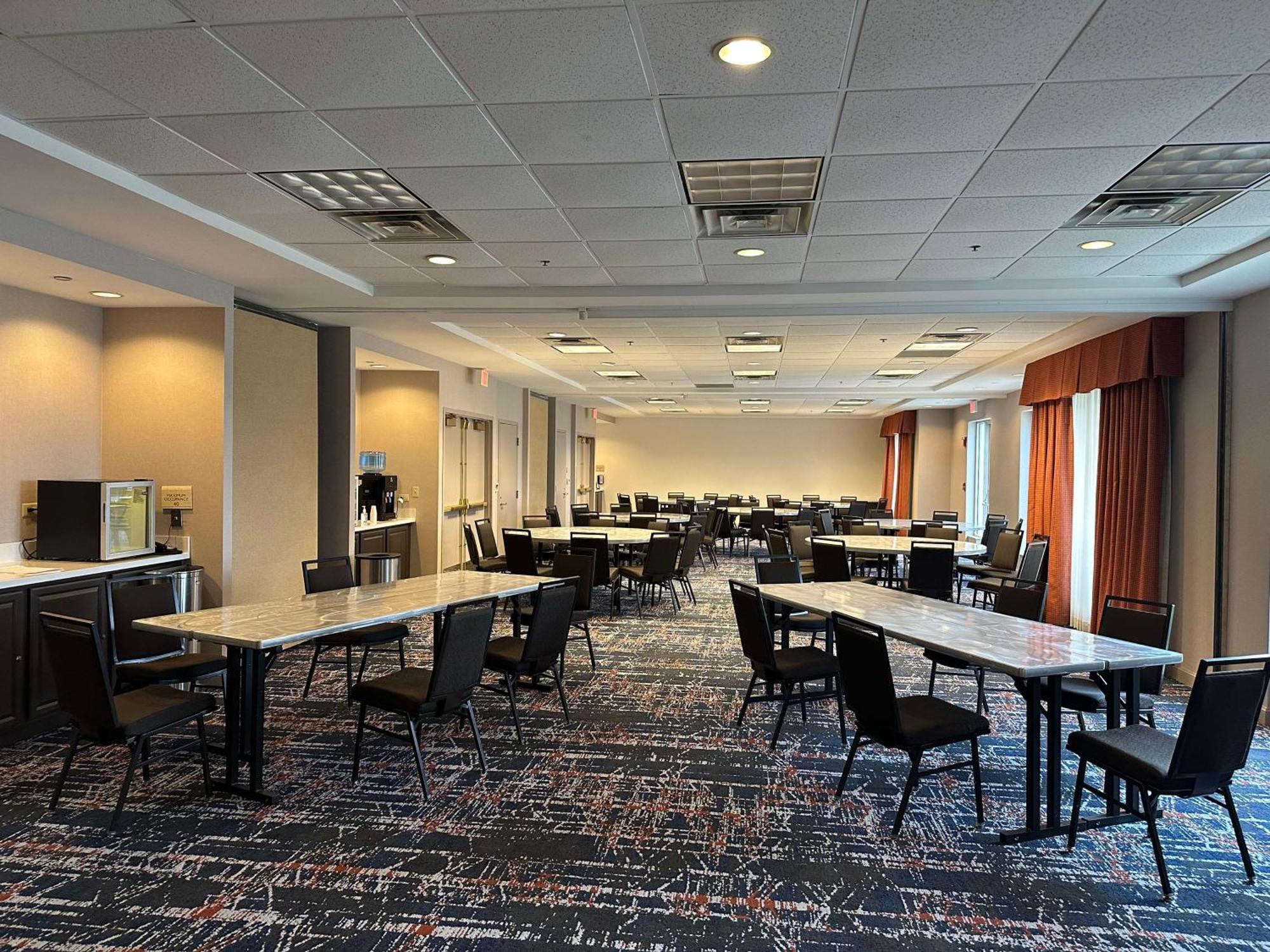 Hilton Garden Inn Oakbrook Terrace Bagian luar foto